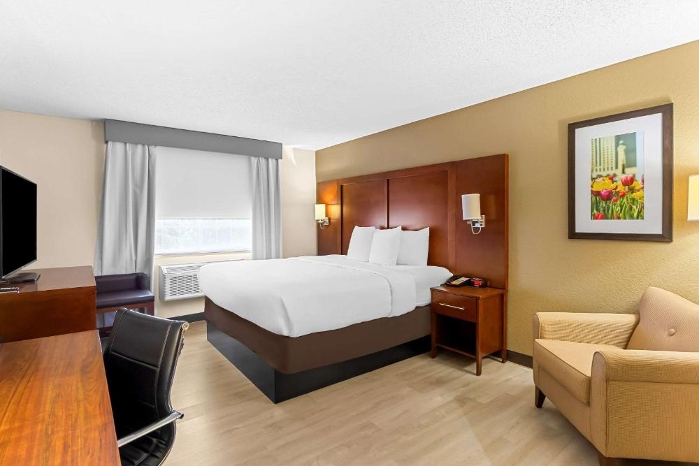 Queen Suite with Two Queen Beds and Accessible Tub - Accessible/Non-Smoking